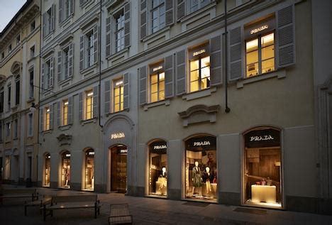 Prada apre a Torino .